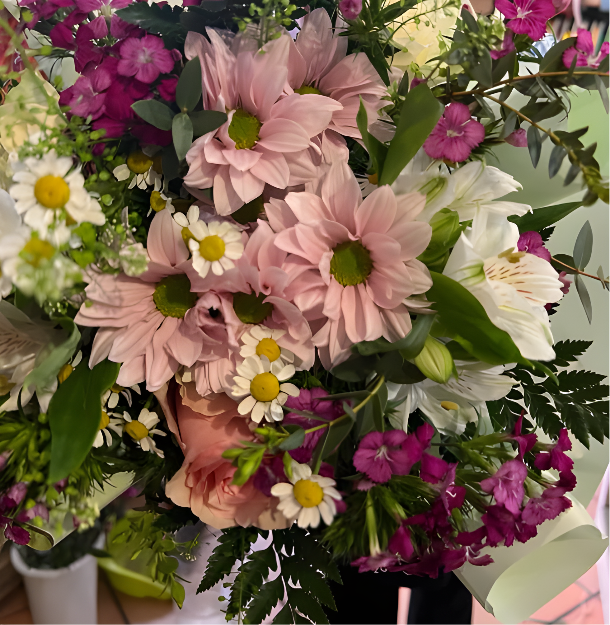 Bouquet di fiori rosa composto a mano da Lina