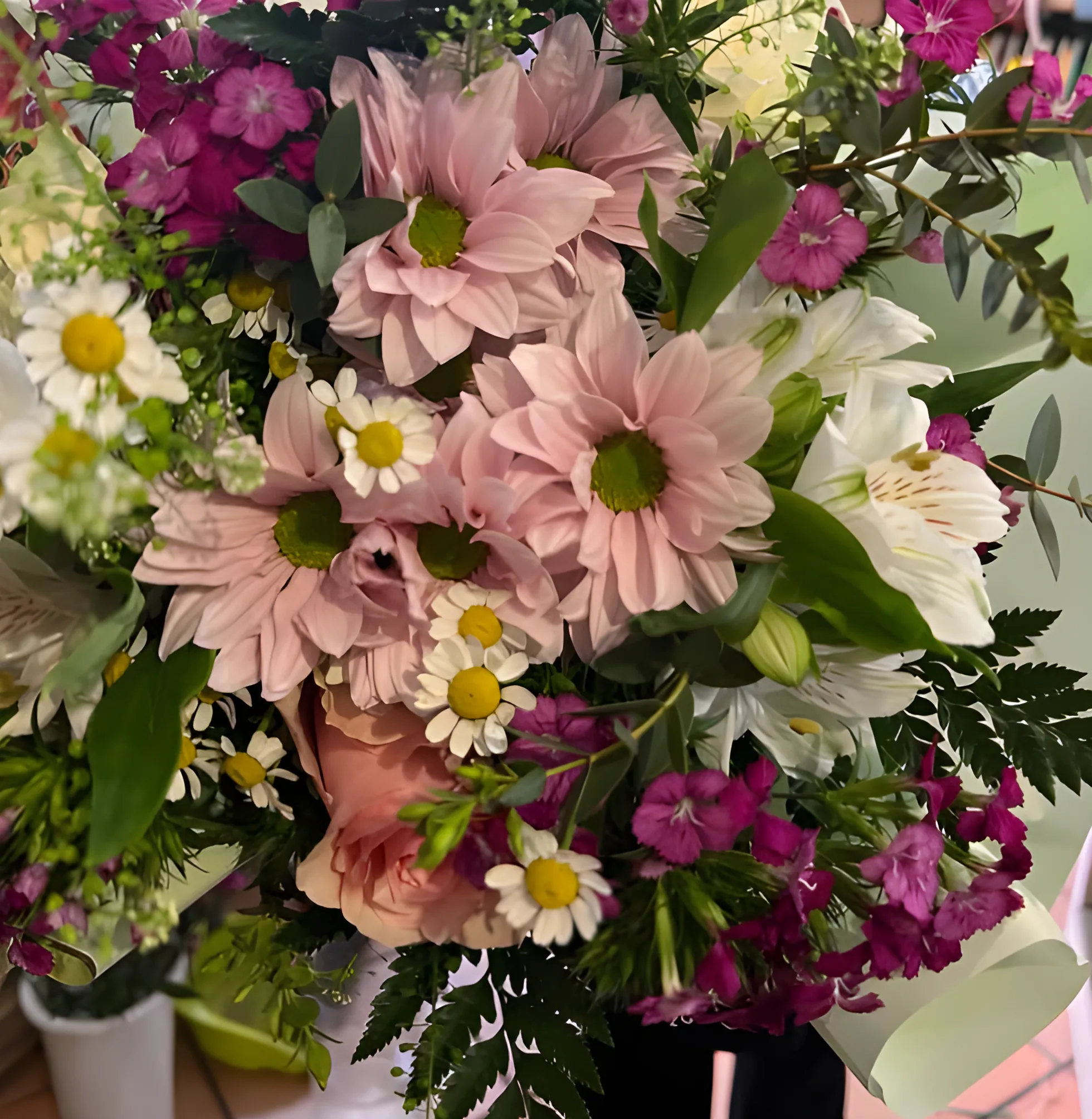 Bouquet di fiori rosa composto a mano da Lina