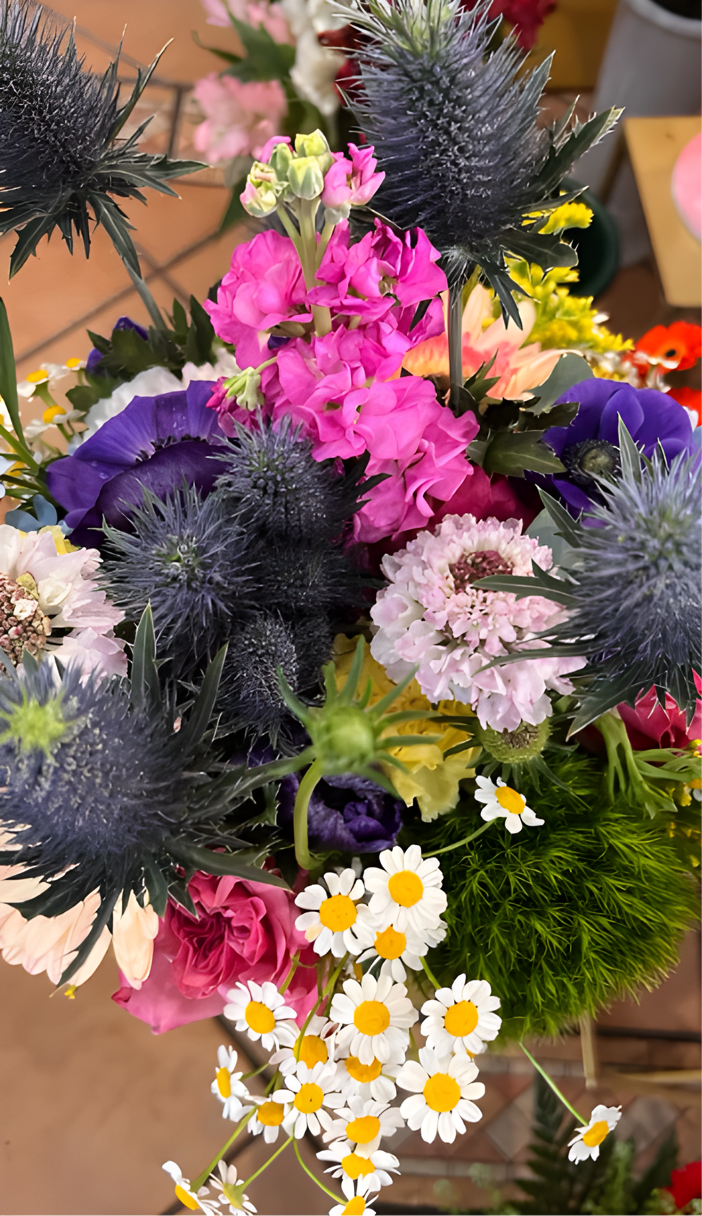 Bouquet selvatico con fiori di stagione