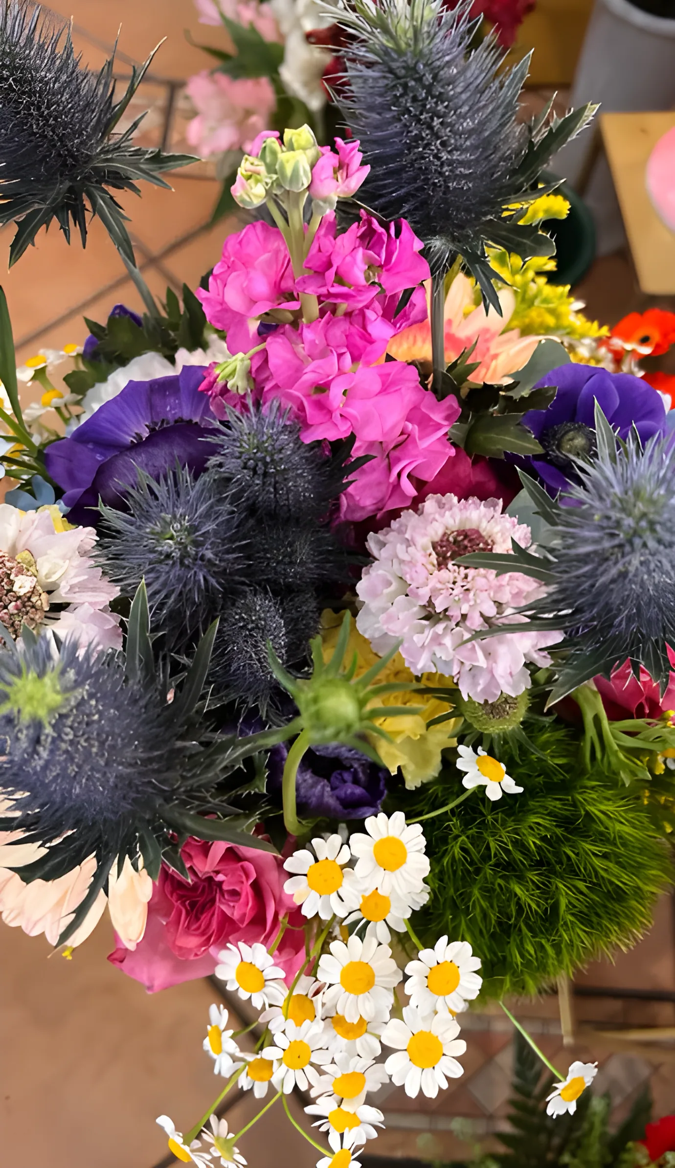 Bouquet selvatico con fiori di stagione