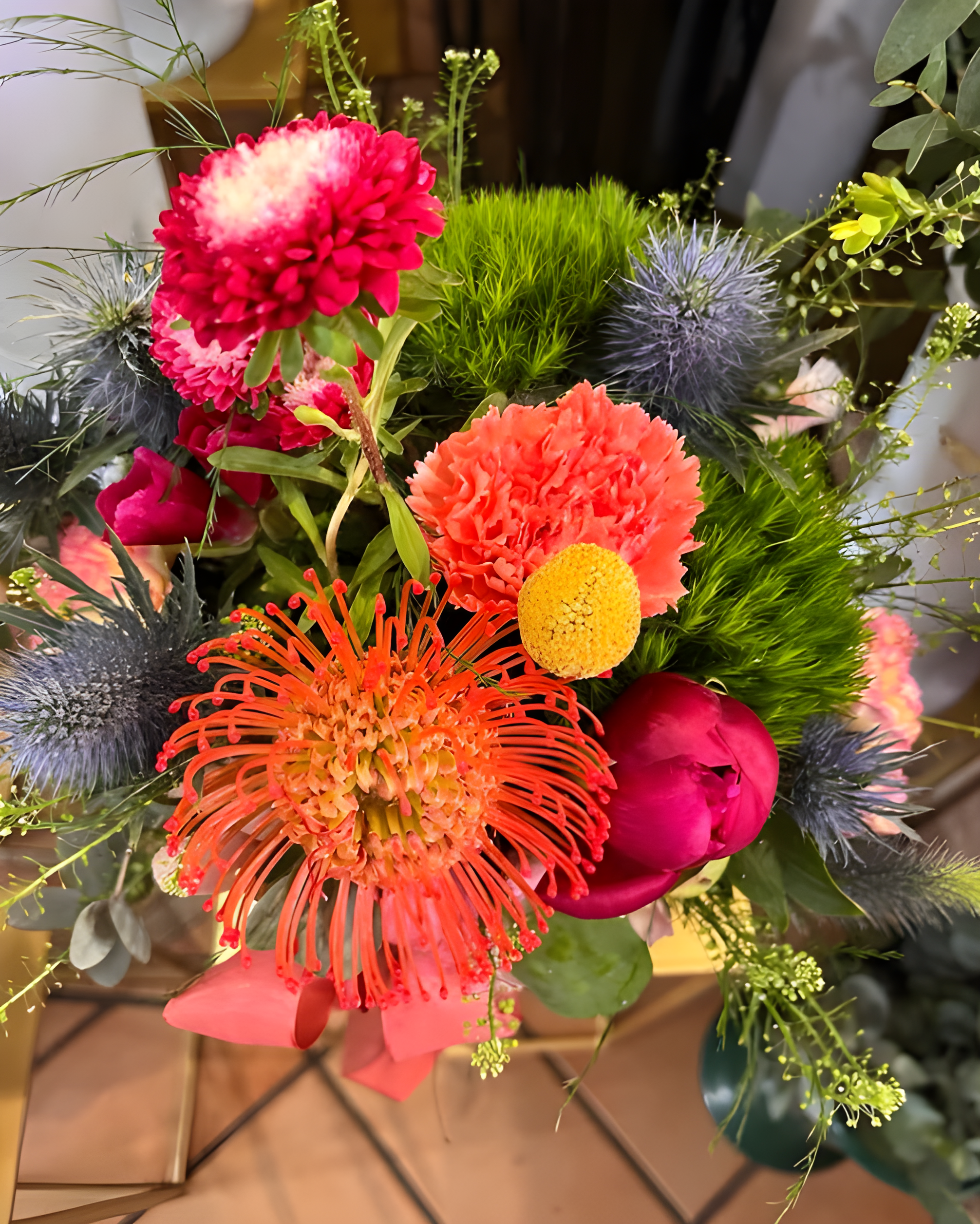 Composizione esotica con protea e eryngium