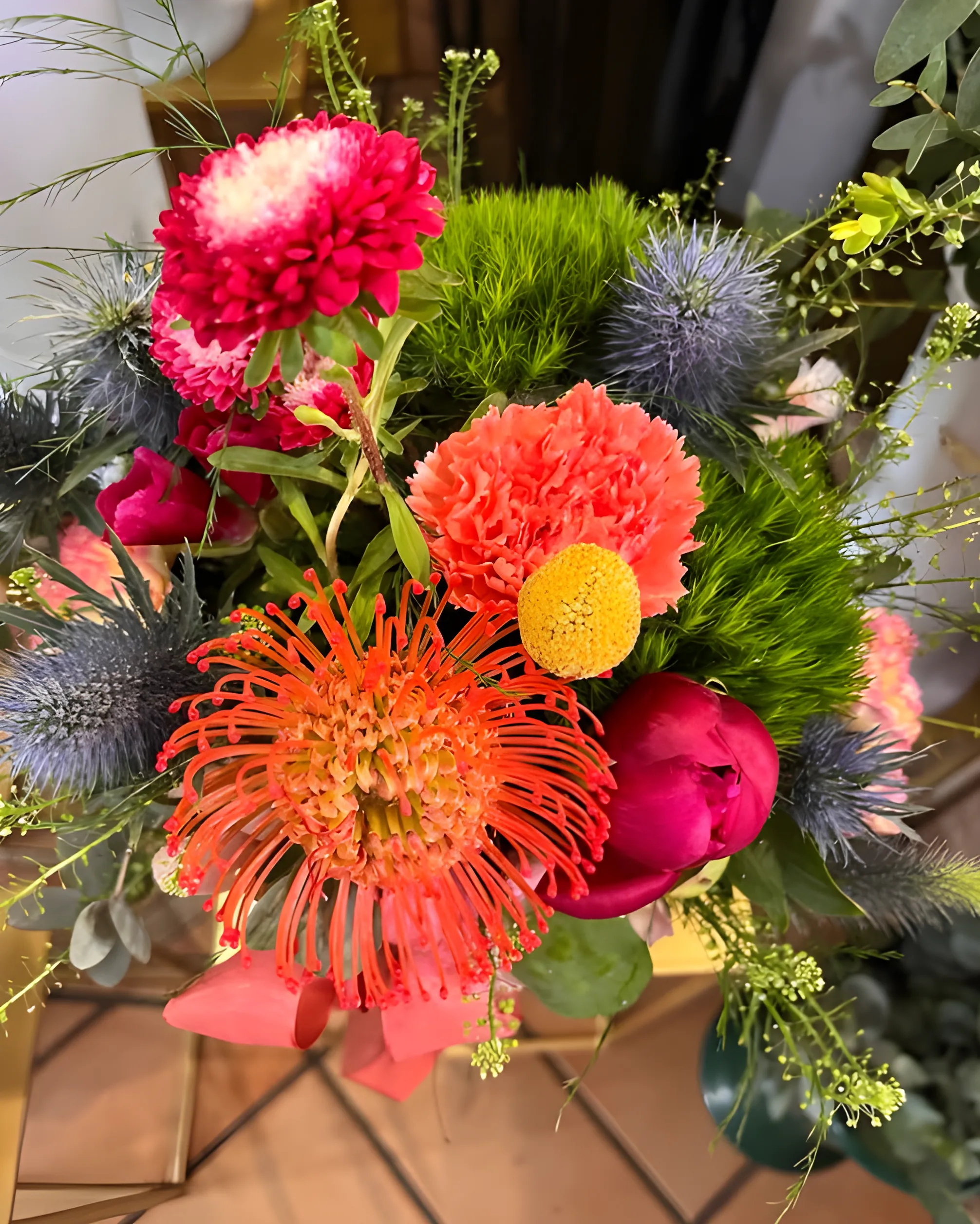 Composizione esotica con protea e eryngium